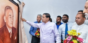 රාජනීතිඥ එච්.ශ්‍රී. නිශ්ශංක මහතාගේ ආලේඛ්‍ය චිත්‍රයක් ශ්‍රී ලංකා නිදහස් පක්ෂ මූලස්ථානයේ දී ජනපති අතින් නිරාවරණය කෙරේ ...