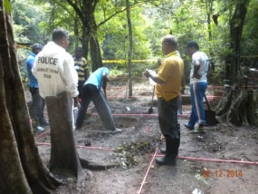 ත‍්‍රස්තවාදීන් විසින් සිවිල් වැසියන් ඝාතනය කර මිහිදන් කළ ස්ථානවල කැනීම්