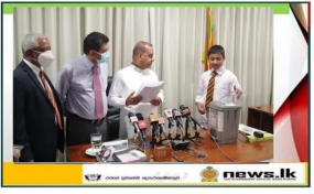 භාවිතා කිරීමෙන් පසු ඉවතලන මුහුණු ආවරණ විදිමත් ලෙස බැහැර නොකිරීම ඉදිරියේ දී බරපතල පාරිසරික හානියක්