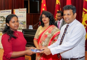 චින ශිෂ්‍යත්ව දිනූ මහවැලි සිසුවියගේ දක්ෂතා ඇගයේ...