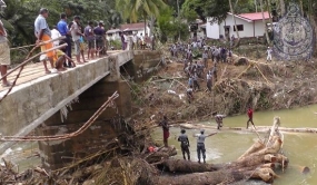 නාවික හමුදා මැරීන් භටයන් මොරවක ප්‍රදේශයේ පිරිසිදු කිරීම්වල