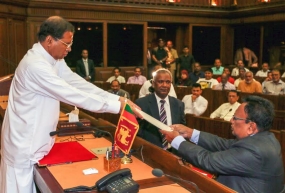 කැබිනට් අමාත්‍යවරයෙක්, රාජ්‍ය අමාත්‍යවරයෙක් හා නියෝජ්‍ය අමාත්‍යවරු සිව්දෙනෙක් දිව්රුම් දෙති