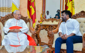 නව ජනපති කොළඹ අගරදගුරු හිමිපාණන් බැහැදැක ආශිර්වාද ලබා ගනී