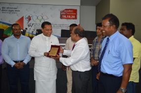 ක්‍රීඩා අමාත්‍යවරයාට උපහාර තිළිණයක්