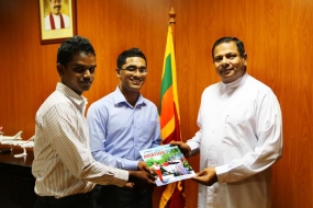 ‘ඒවිඒෂන් වොයිස්’ සඟරාව සිවිල් ගුවන් සේවා අමාත්‍යවරයාට