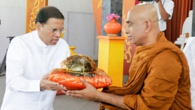 ජනපති උදුවප් පොහෝ දින ආගමික වැසටහන්වලට එක් වෙයි