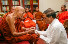 ජනාධිපතිතුමා මහා සංඝරත්නය බැහැදැක ආශිර්වාද ලබාගනී