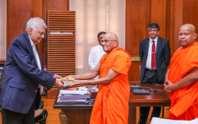 පූජ්‍ය මුරුත්තෙට්ටුවේ ආනන්ද හිමිගේ “ජන අරගලයේ දෝංකාරය” ග්‍රන්ථය ජනපතිට පිළිගන්වයි