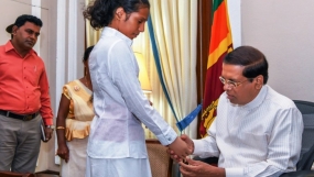 උපතින්ම අතක් අහිමි එන්. පී. විනීතා දමයන්ති සිසුවියට ජනපති අතින් කෘතිම අතක්