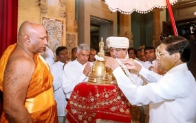 ජනපති සුරතින් කැලණි රජමහා විහාරයේ දුරුතු මහා පෙරහැරේ සධාතුක කරඩුව තැන්පත් කරයි