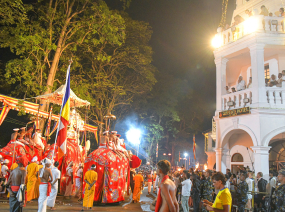 ඓතිහාසික දළදා පෙරහර නැරඹීමට ජනපති එක් වෙයි.