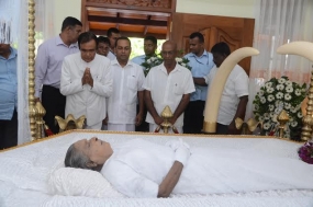 අමාත්‍ය මහින්ද අමරවීර මෑණියන්ගේ දේහයට අගමැතිගෙන් අවසන් ගෞරව