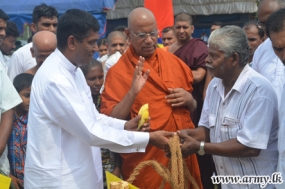 යාපනය ආරක්ෂක සේනා මූලස්ථානයෙන් කිරි ගවයන් බෙදා දීමක්