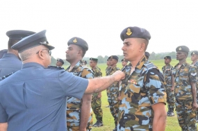 නිල් අහස  ඡයගත් පැරෂුට් ගුවන් විරුවෝ විසිර යති