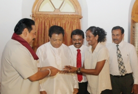 ජාතික බැඩ්මින්ටන් ශූරී චන්ද්‍රිකාට ජනපතිගෙන් මුදල් ත්‍යාග