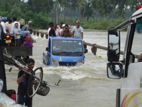 වර්ෂාවෙන් පීඩා විඳි ත්‍රීකුණාමලය දිස්ත්‍රික්කයේ ජන ජීවිතය යථා තත්ත්වයට