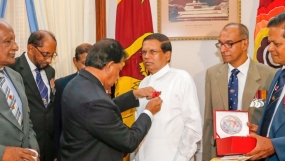 පොපි මල් දිනය නිමිත්තෙන් ප්‍රථම පොපි මල ජනපතිට